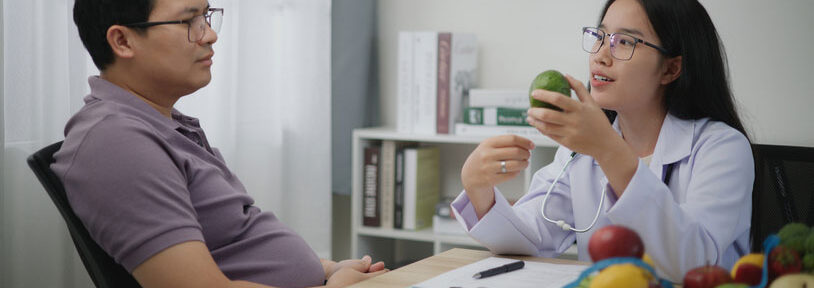 nutritionist counseling male patient