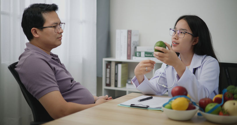 nutritionist counseling male patient